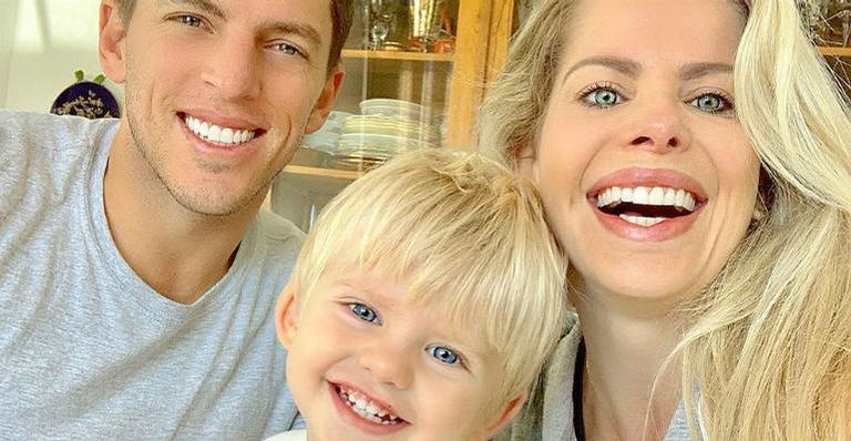 Karina Bacchi posa com o marido e filho e fãs pedem um irmão para Enrico