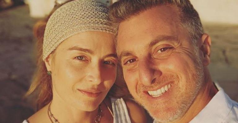 Luciano Huck ganha cartão ousado de presente da mulher, Angélica