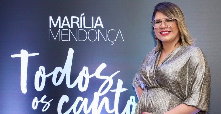 Marília Mendonça exibe barriguinha durante evento de lançamento de sua série documental