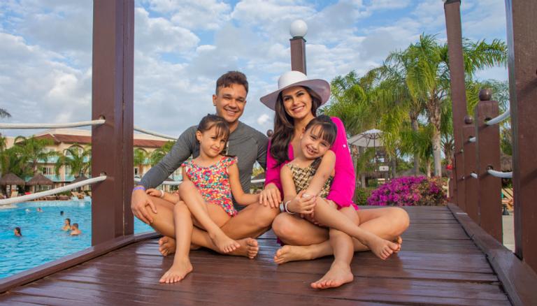 Clima de férias! Natália Guimarães e Leandro curtem resort de luxo na Bahia