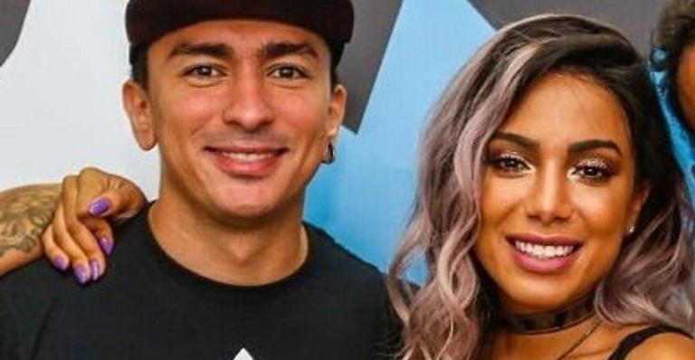 Anitta deixa a web intrigada ao relembrar foto da infância e fazer declaração em espanhol para irmão