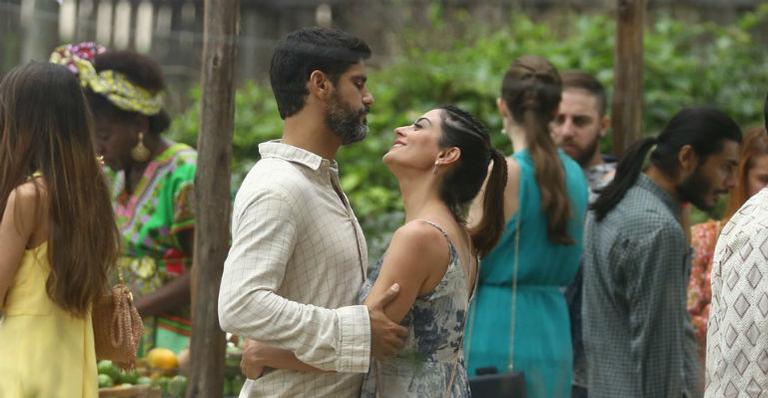 Bruno Cabrerizo e Carol Castro trocam beijos nos bastidores de ”Órfãos da Terra”