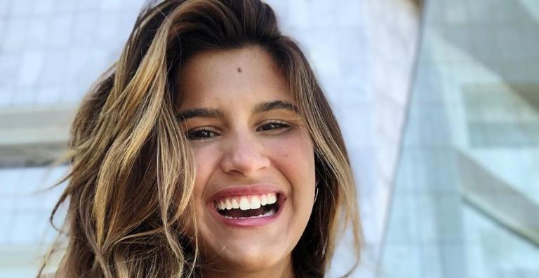 Giulia Costa exibe pose perfeita de ioga e surpreende seguidores