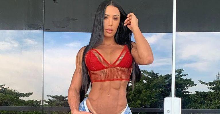 De shorts mínimo, Gracyanne Barbosa mostra todo o bumbum ao rebolar em evento