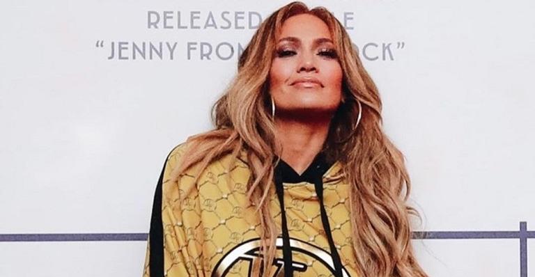 Jennifer Lopez posa com maiô cavado e surpreende com boa forma: ”Jovem para sempre”
