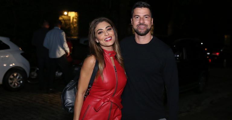 De vestido vermelho curto, Juliana Paes rouba a cena no aniversário de Luciano Huck