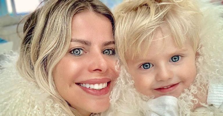 Enrico, filho de Karina Bacchi, posa com flores e encanta fãs: ”Criança mais linda do mundo”