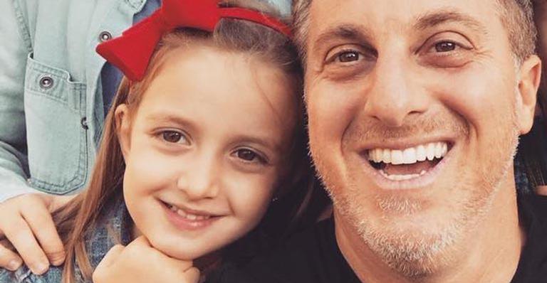 Eva faz declaração fofa em bilhete para o pai, Luciano Huck: ”Te amo pai”