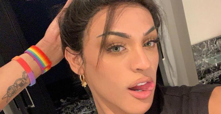 Pabllo Vittar sensualiza com vestido curtíssimo e ganha cantada de Ivete Sangalo