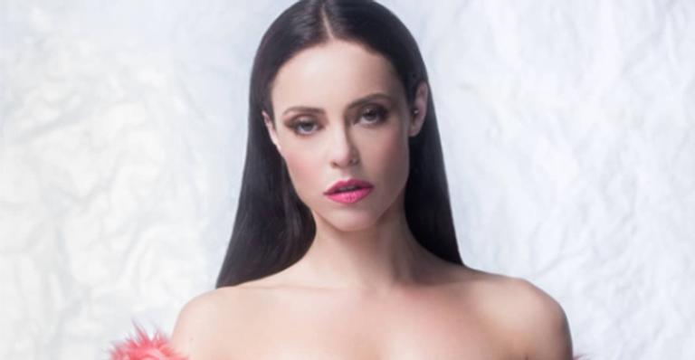 Paolla Oliveira sensualiza com lingerie curtinha e mega decotada