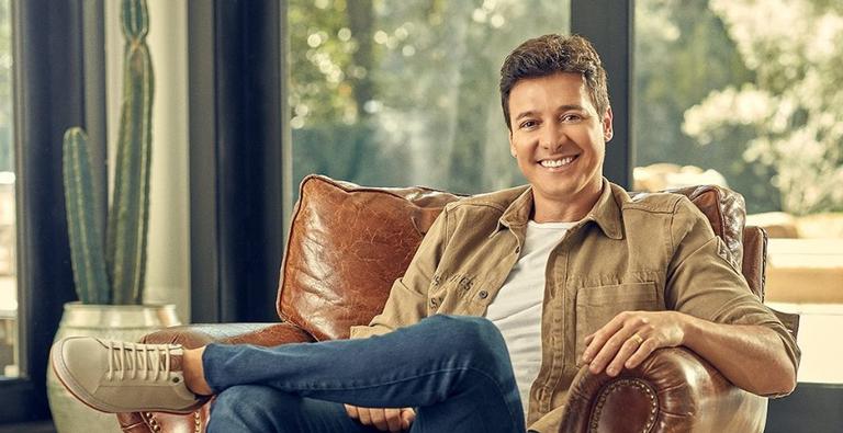 Rodrigo Faro arrasa em vídeo cantando Roberto Carlos: ”Perdoem a minha ousadia”