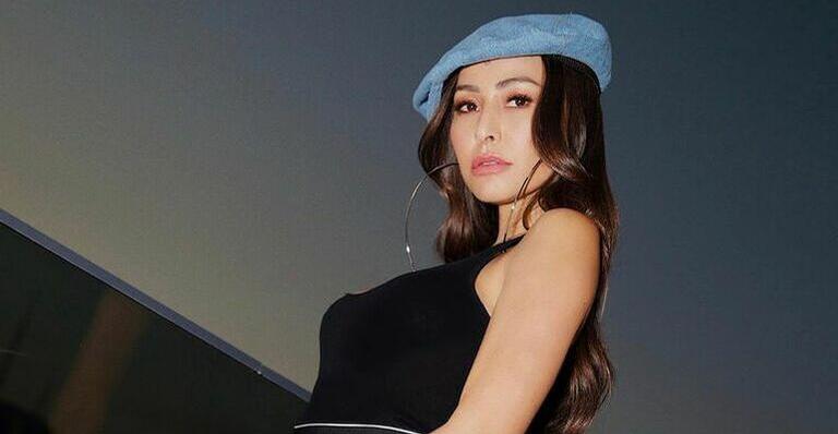 Sabrina Sato surge com fenda provocante e rouba a cena em evento