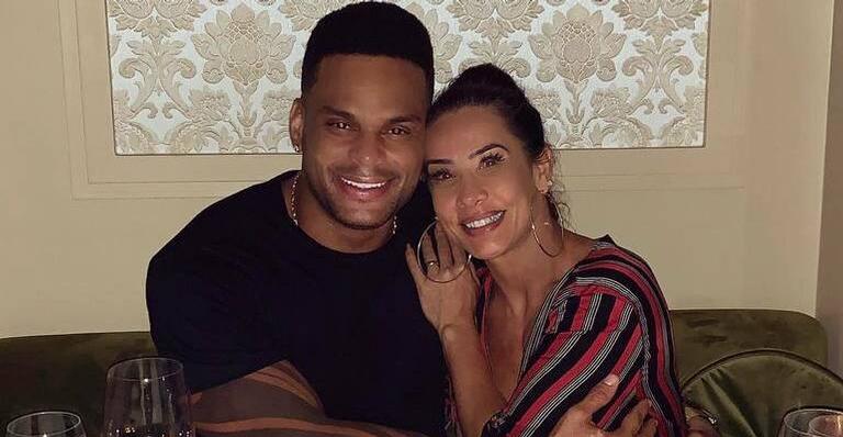 Scheila Cavarlho ostenta corpão exuberante e recebe recado do marido