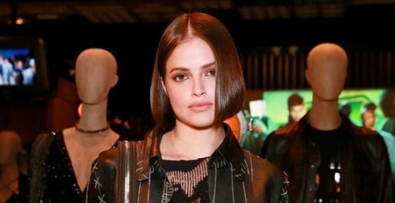 Agatha Moreira surge com look total black e rouba a cena durante evento em São Paulo