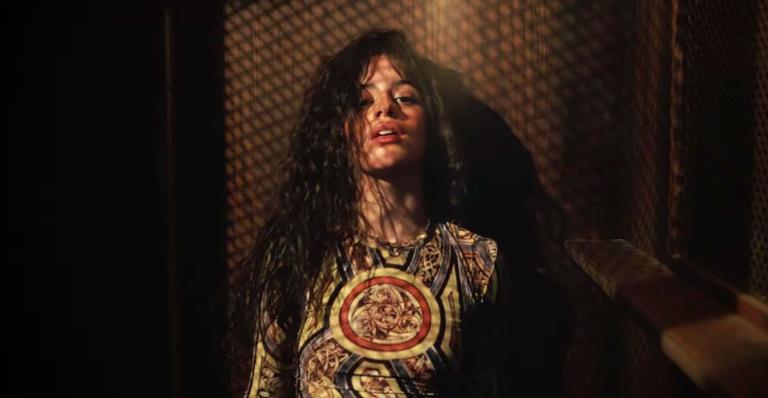 Camila Cabello luta contra os seus maiores pecados e medos no clipe de ”Shameless” e ”Liar”