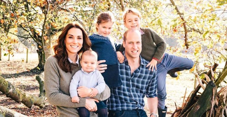 Ao lado da família, Princesa Charlotte chega para seu primeiro dia de aula