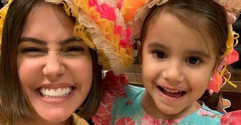 Deborah Secco relembra foto de infância e semelhança com a filha impressiona