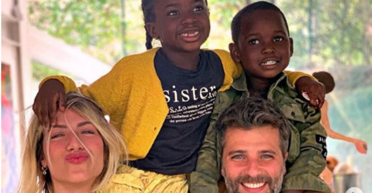 Giovanna Ewbank faz leitura de mão e cigana diz que ela terá mais um filho