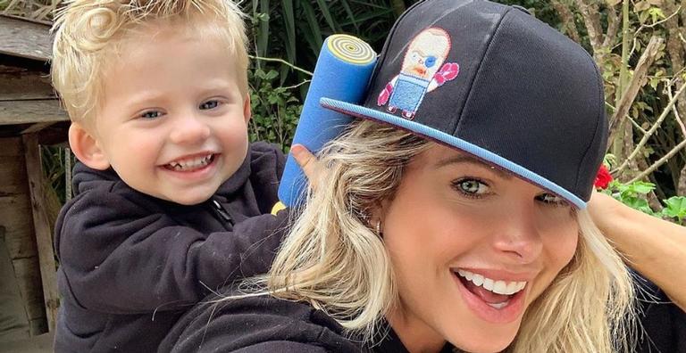 Enrico esbanja fofura ao combinar look vermelho com a mamãe, Karina Bacchi
