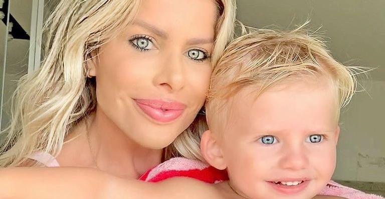 Karina Bacchi aparece dando comida para o filho e encanta a web: ”Enrico é um tesouro”