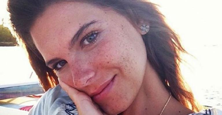 Mariana Goldfarb posa foto ousada e brinca: ”Namore alguém que pegue na sua bunda”