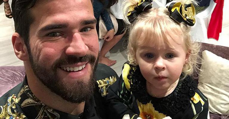 Goleiro Alisson Becker encanta os fãs ao brincar de casinha com a filha, Helena