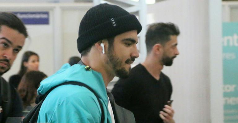 Caio Castro é flagrado pela primeira vez após trocar beijos com Grazi Massafera