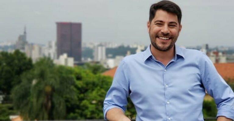 Evaristo Costa posta foto de roupão e Padre Fábio de Melo comenta: ”Tiozão do clube”