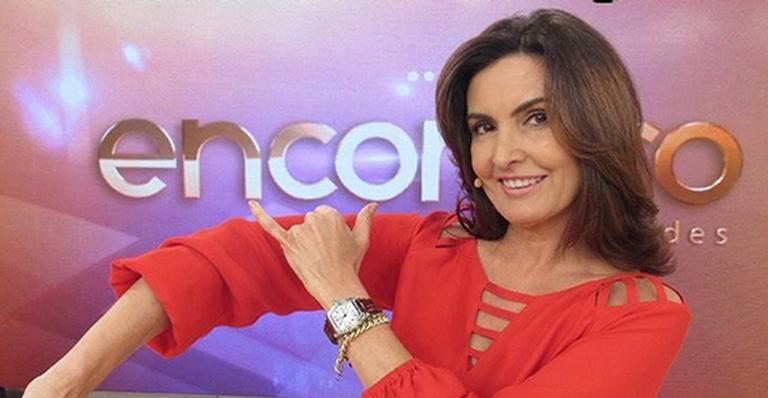 Fátima Bernardes impressiona ao exibir as curvas em decote: ”Sextou!”