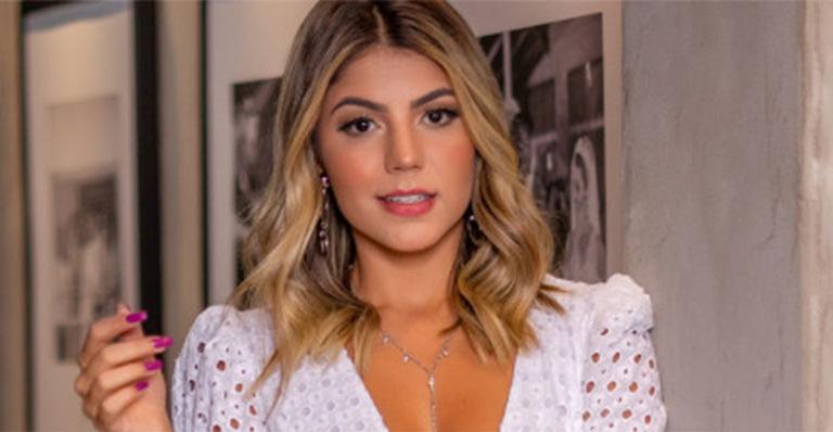 Ex-BBB Hariany sensualiza de micro vestido e decotão