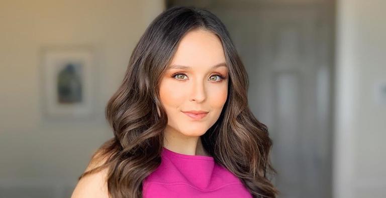 Larissa Manoela esbanja felicidade ao posar com roupão do trabalho e Maisa Silva elogia: ”Amo”