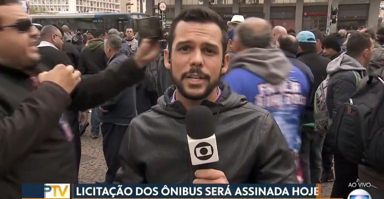 Manifestante invade entrada ao vivo para falar mal da Globo e César Tralli cancela transmissão