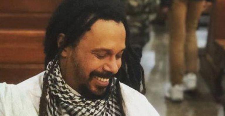 Marcelo Falcão mostra o rostinho do filho pela primeira vez: ”Me fez chorar”