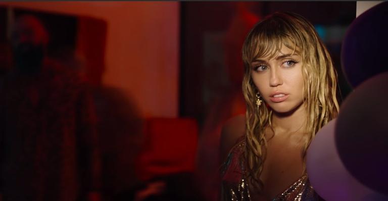 Miley Cyrus luta contra a solidão no clipe de ‘Slide Away’, música sobre término com Liam Hemsworth