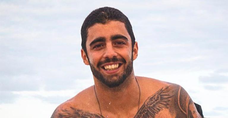 Solteiro, Pedro Scooby exibe tanquinho em viagem com a família