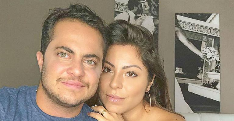 Thammy Miranda mostra esposa grávida na cama em clique íntimo
