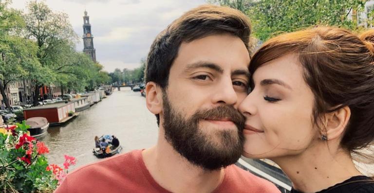Titi Muller e Tomás Bertoni, da Scalene, ficam noivos e lista de presentes diferente impressiona