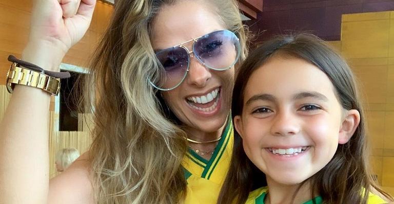 Em Miami, Adriane Galisteu torce pela seleção brasileira acompanhada do marido: ”Vamos Ney!”