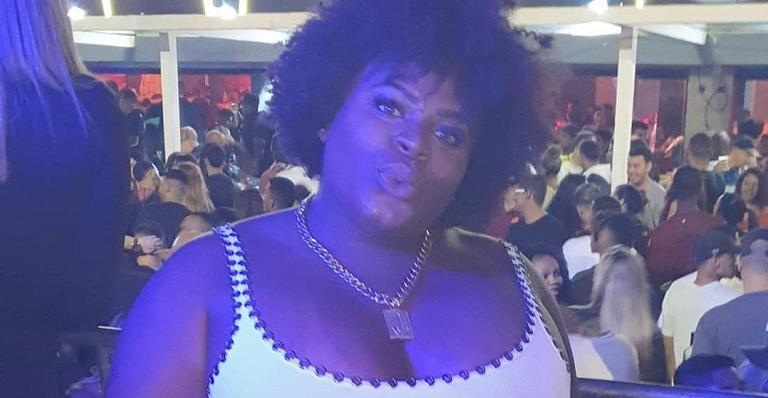 Pronta para a balada, Jojo Todynho é picada por abelha e ri: ”Praga de ex é um inferno!”