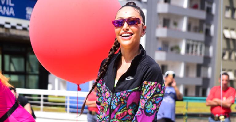 Sabrina Sato ostenta pernões em evento e para tudo ao exibir alongamento impressionante