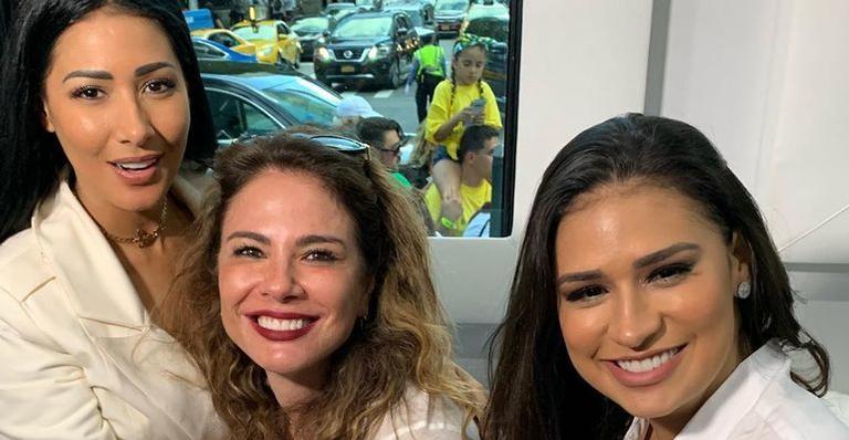 Em Nova York, Luciana Gimenez encontra Simone e Simaria: ”Aprontamos né, gatas?”