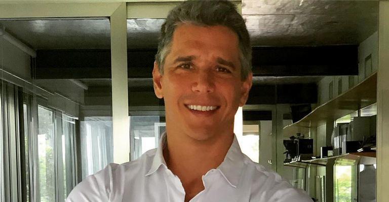 Aos 49 anos, Márcio Garcia posa sem camisa na piscina e deixa internautas babando