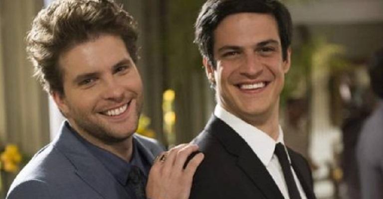 Mateus Solano relembra seu beijo com Thiago Fragoso em novela: ”Foi um ato de resistência”