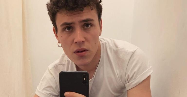 Arón Piper, de ”Elite”, posta vídeo ouvindo sucesso de Anitta e fãs comemoram: ”Tem bom gosto”