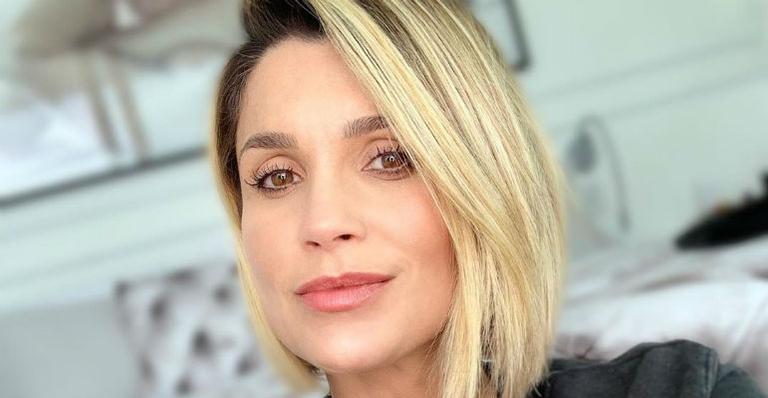 Flávia Alessandra posta foto de maiô e esbanja corpão: ”Sereia”