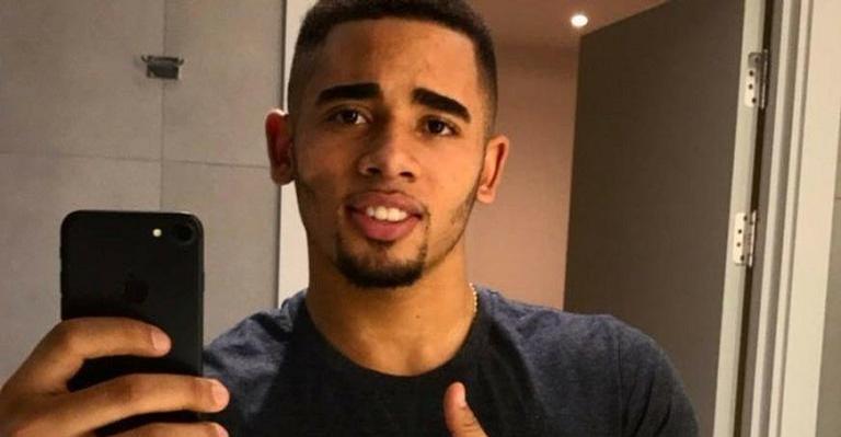 Gabriel Jesus publica primeira foto ao lado da namorada gata: ”Muita saudade”