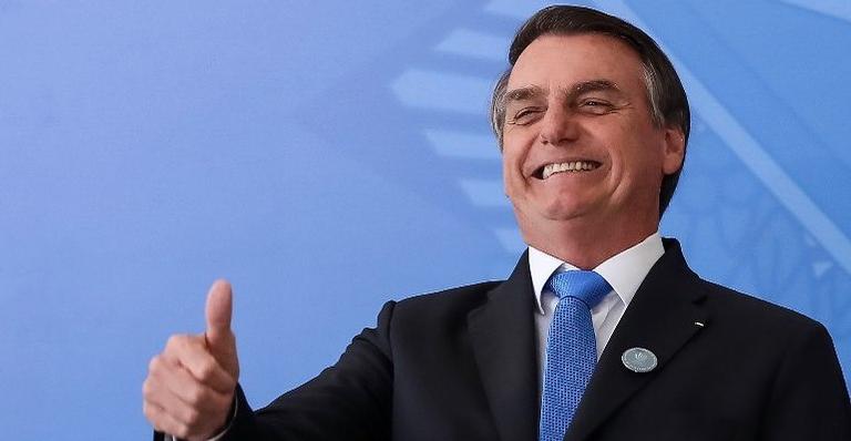 Jair Bolsonaro comemora caminhada após sucesso de cirurgia de 5 horas: ”Em plena recuperação!”