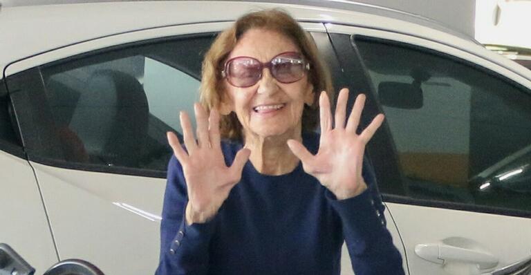 Aos 91 anos, Laura Cardoso dá show de simpatia ao ser flagrada em aeroporto do Rio de Janeiro