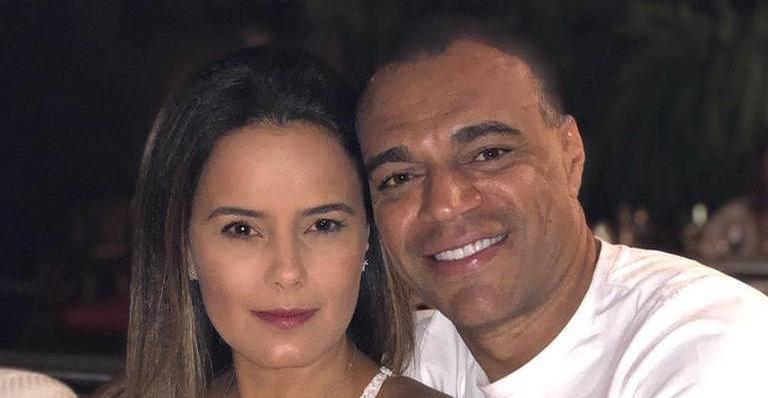 Luciele Di Camargo flagra Denilson dormindo abraçado com filho Davi: ”Melhor lugar do mundo”