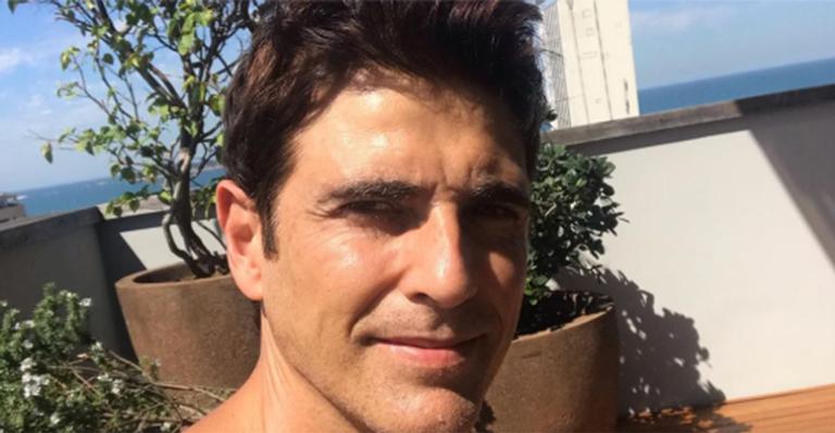 Reynaldo Gianecchini renova o bronze em casa e tamanho da sacada impressiona